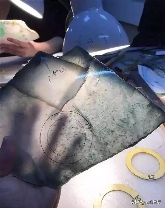 会卡翡翠原石满个廯,满裂的翡翠原石-第24张图片-翡翠网 会卡翡翠原石满个廯,满裂的翡翠原石-第24张图片-翡翠网