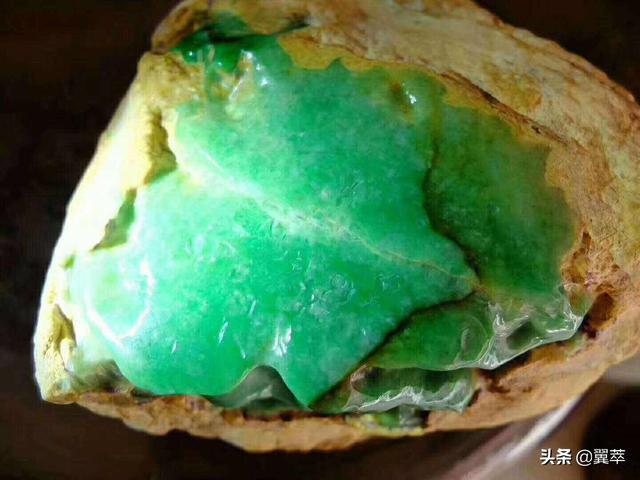 翡翠和玉哪个值钱一些白玉和翡翠哪个贵-第3张图片-翡翠网 翡翠和玉哪个值钱一些白玉和翡翠哪个贵-第3张图片-翡翠网