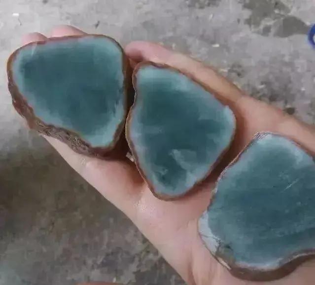 冰油青种翡翠图片油青种翡翠原石-第3张图片-翡翠网