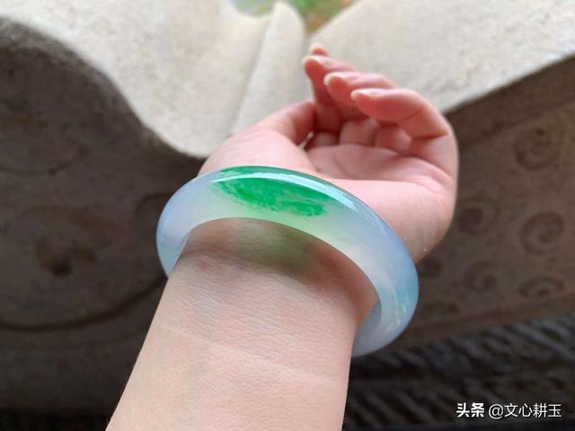 翡翠手镯戴在哪只手好,翡翠手镯可以摘掉吗-第1张图片-翡翠网 翡翠手镯戴在哪只手好,翡翠手镯可以摘掉吗-第1张图片-翡翠网