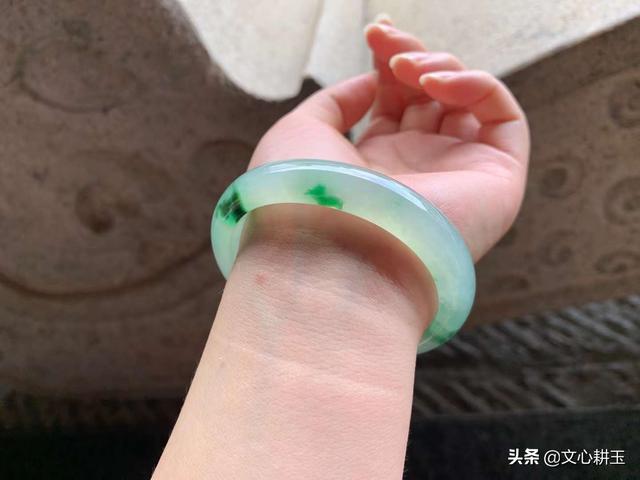 翡翠手镯戴在哪只手好,翡翠手镯可以摘掉吗-第2张图片-翡翠网 翡翠手镯戴在哪只手好,翡翠手镯可以摘掉吗-第2张图片-翡翠网