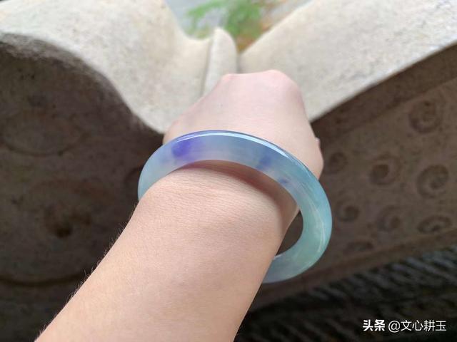 翡翠手镯戴在哪只手好,翡翠手镯可以摘掉吗-第3张图片-翡翠网 翡翠手镯戴在哪只手好,翡翠手镯可以摘掉吗-第3张图片-翡翠网