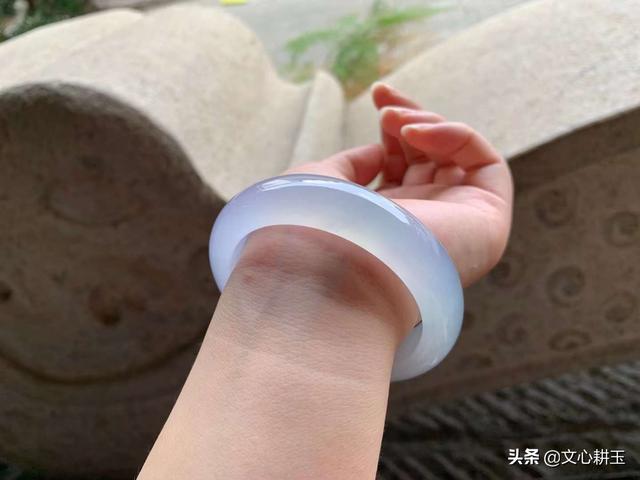 翡翠手镯戴在哪只手好,翡翠手镯可以摘掉吗-第4张图片-翡翠网 翡翠手镯戴在哪只手好,翡翠手镯可以摘掉吗-第4张图片-翡翠网