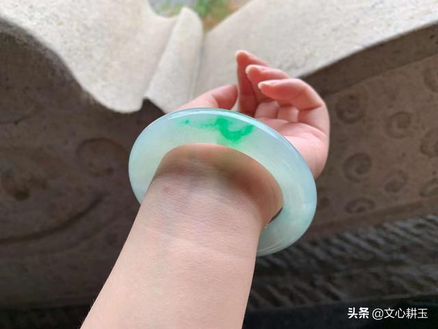 翡翠手镯戴在哪只手好,翡翠手镯可以摘掉吗-第5张图片-翡翠网 翡翠手镯戴在哪只手好,翡翠手镯可以摘掉吗-第5张图片-翡翠网