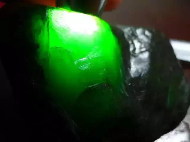 翡翠怎么看老坑新坑,翡翠手镯新坑种-第7张图片-翡翠网 翡翠怎么看老坑新坑,翡翠手镯新坑种-第7张图片-翡翠网