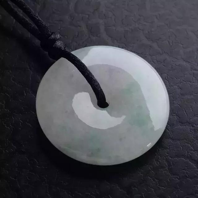 翡翠怎么看老坑新坑,翡翠手镯新坑种-第10张图片-翡翠网 翡翠怎么看老坑新坑,翡翠手镯新坑种-第10张图片-翡翠网