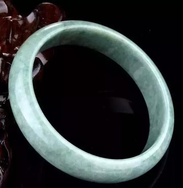 翡翠怎么看老坑新坑,翡翠手镯新坑种-第11张图片-翡翠网 翡翠怎么看老坑新坑,翡翠手镯新坑种-第11张图片-翡翠网