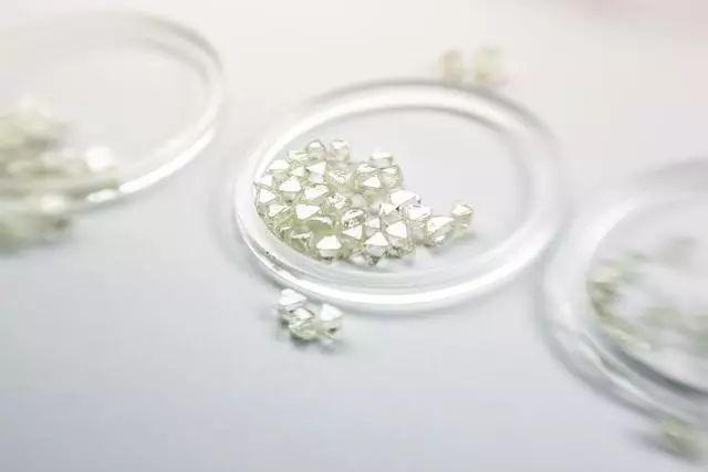 聊城翡翠原石怎么辨别,如何挑选翡翠原石-第4张图片-翡翠网 聊城翡翠原石怎么辨别,如何挑选翡翠原石-第4张图片-翡翠网