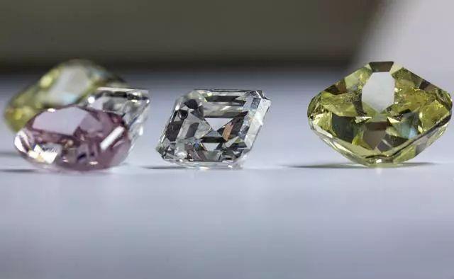 聊城翡翠原石怎么辨别,如何挑选翡翠原石-第6张图片-翡翠网 聊城翡翠原石怎么辨别,如何挑选翡翠原石-第6张图片-翡翠网