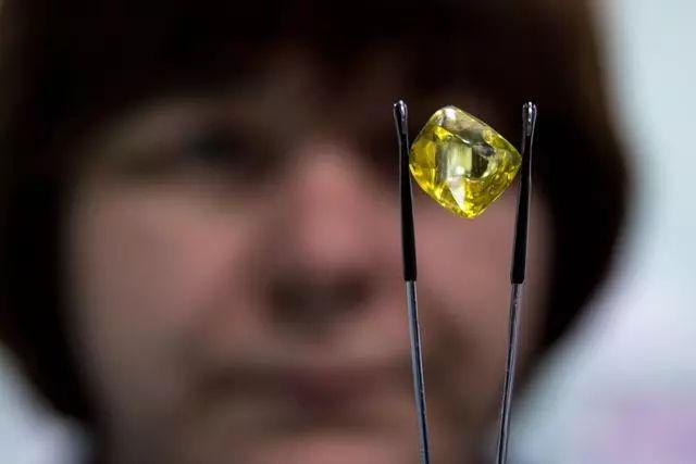 聊城翡翠原石怎么辨别,如何挑选翡翠原石-第7张图片-翡翠网 聊城翡翠原石怎么辨别,如何挑选翡翠原石-第7张图片-翡翠网