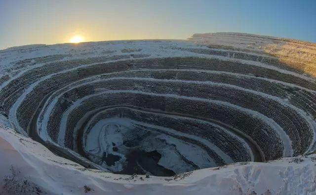 聊城翡翠原石怎么辨别,如何挑选翡翠原石-第8张图片-翡翠网 聊城翡翠原石怎么辨别,如何挑选翡翠原石-第8张图片-翡翠网