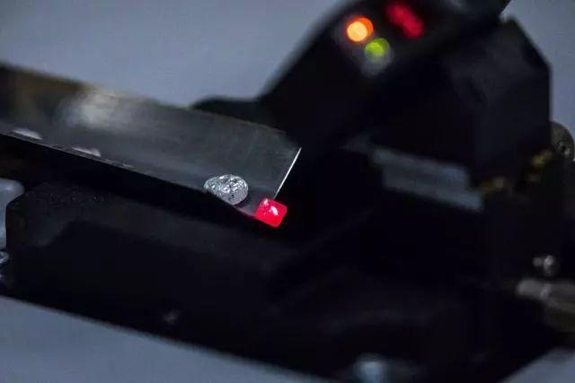 聊城翡翠原石怎么辨别,如何挑选翡翠原石-第12张图片-翡翠网 聊城翡翠原石怎么辨别,如何挑选翡翠原石-第12张图片-翡翠网