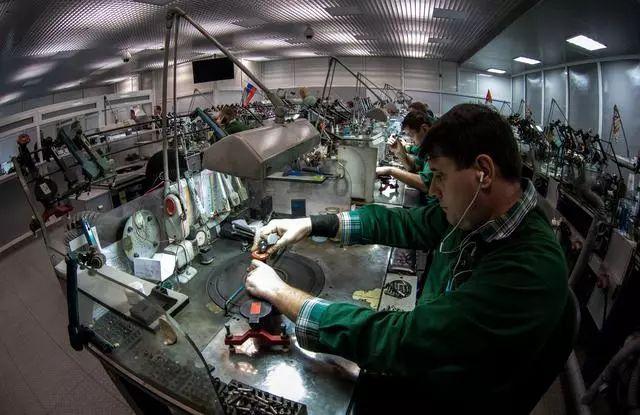 聊城翡翠原石怎么辨别,如何挑选翡翠原石-第13张图片-翡翠网 聊城翡翠原石怎么辨别,如何挑选翡翠原石-第13张图片-翡翠网