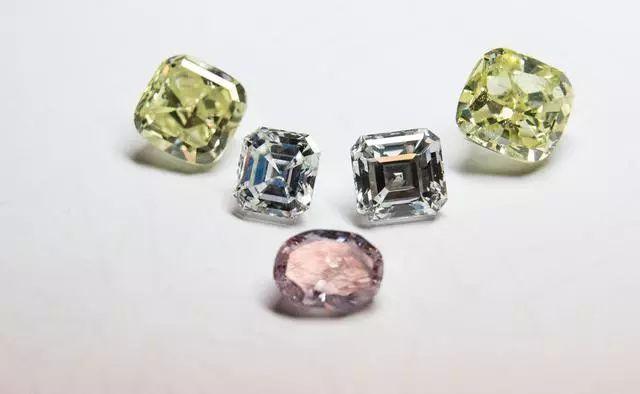 聊城翡翠原石怎么辨别,如何挑选翡翠原石-第15张图片-翡翠网 聊城翡翠原石怎么辨别,如何挑选翡翠原石-第15张图片-翡翠网