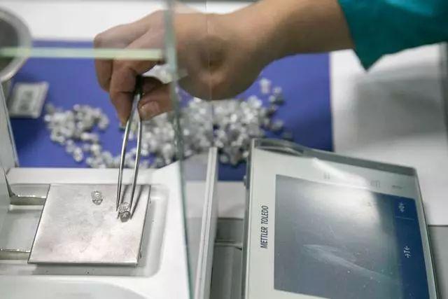 聊城翡翠原石怎么辨别,如何挑选翡翠原石-第16张图片-翡翠网 聊城翡翠原石怎么辨别,如何挑选翡翠原石-第16张图片-翡翠网