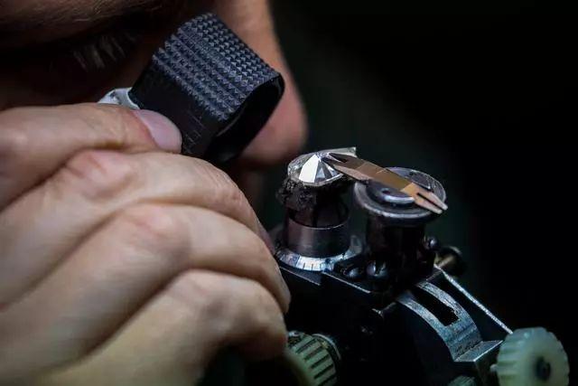 聊城翡翠原石怎么辨别,如何挑选翡翠原石-第17张图片-翡翠网 聊城翡翠原石怎么辨别,如何挑选翡翠原石-第17张图片-翡翠网