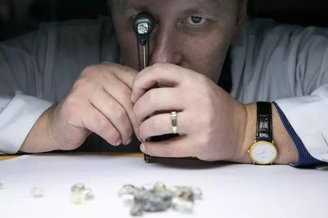 聊城翡翠原石怎么辨别,如何挑选翡翠原石-第18张图片-翡翠网 聊城翡翠原石怎么辨别,如何挑选翡翠原石-第18张图片-翡翠网