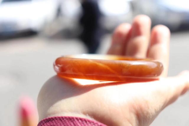 翡翠手镯有水纹是什么,翡翠有水纹还值钱吗-第1张图片-翡翠网 翡翠手镯有水纹是什么,翡翠有水纹还值钱吗-第1张图片-翡翠网