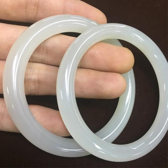 翡翠手镯有水纹是什么,翡翠有水纹还值钱吗-第2张图片-翡翠网 翡翠手镯有水纹是什么,翡翠有水纹还值钱吗-第2张图片-翡翠网