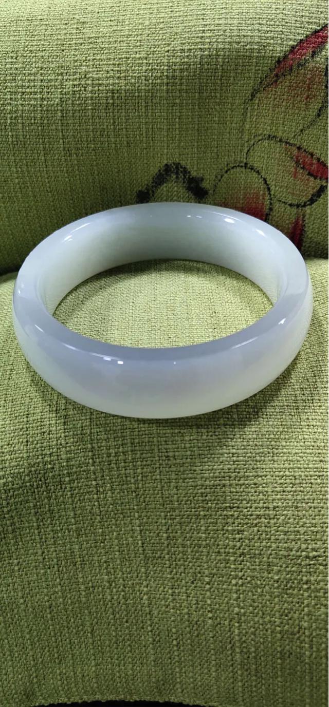 翡翠手镯有水纹是什么,翡翠有水纹还值钱吗-第3张图片-翡翠网 翡翠手镯有水纹是什么,翡翠有水纹还值钱吗-第3张图片-翡翠网