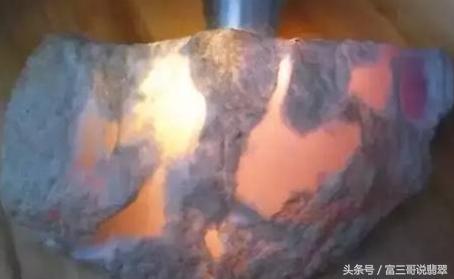 怎么看石纹和裂翡翠原石砍裂视频-第1张图片-翡翠网 怎么看石纹和裂翡翠原石砍裂视频-第1张图片-翡翠网