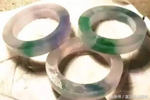 怎么看石纹和裂翡翠原石砍裂视频-第4张图片-翡翠网 怎么看石纹和裂翡翠原石砍裂视频-第4张图片-翡翠网