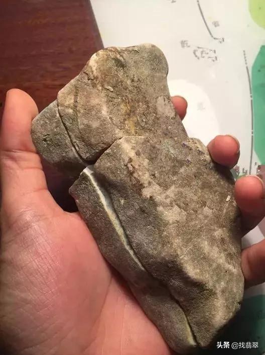 翡翠切割一般都是什么样子的翡翠原石切开后-第2张图片-翡翠网 翡翠切割一般都是什么样子的翡翠原石切开后-第2张图片-翡翠网