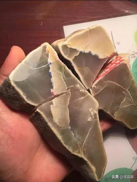 翡翠切割一般都是什么样子的翡翠原石切开后-第3张图片-翡翠网 翡翠切割一般都是什么样子的翡翠原石切开后-第3张图片-翡翠网
