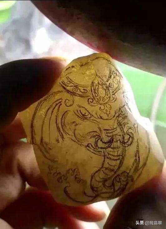 翡翠切割一般都是什么样子的翡翠原石切开后-第6张图片-翡翠网 翡翠切割一般都是什么样子的翡翠原石切开后-第6张图片-翡翠网