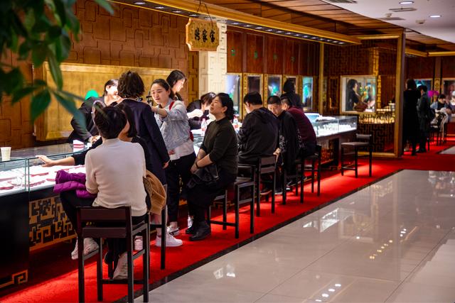 七彩云南玉器是真的吗七彩云南手镯是翡翠么-第4张图片-翡翠网 七彩云南玉器是真的吗七彩云南手镯是翡翠么-第4张图片-翡翠网