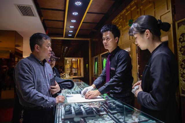 七彩云南玉器是真的吗七彩云南手镯是翡翠么-第15张图片-翡翠网 七彩云南玉器是真的吗七彩云南手镯是翡翠么-第15张图片-翡翠网