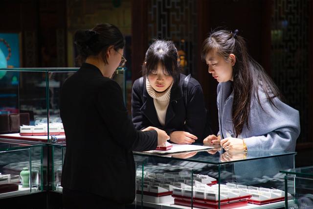 七彩云南玉器是真的吗七彩云南手镯是翡翠么-第22张图片-翡翠网 七彩云南玉器是真的吗七彩云南手镯是翡翠么-第22张图片-翡翠网