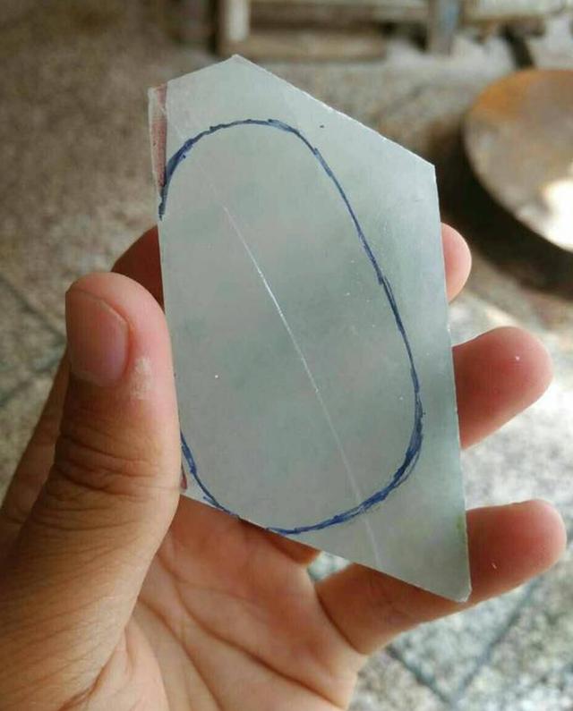 油青翡翠打灯,翡翠原石老油青-第10张图片-翡翠网 油青翡翠打灯,翡翠原石老油青-第10张图片-翡翠网