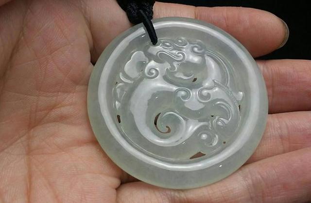 油青翡翠打灯,翡翠原石老油青-第14张图片-翡翠网 油青翡翠打灯,翡翠原石老油青-第14张图片-翡翠网