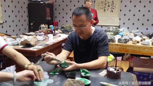 x光照翡翠原石,翡翠原石蓝水照出绿色-第4张图片-翡翠网 x光照翡翠原石,翡翠原石蓝水照出绿色-第4张图片-翡翠网