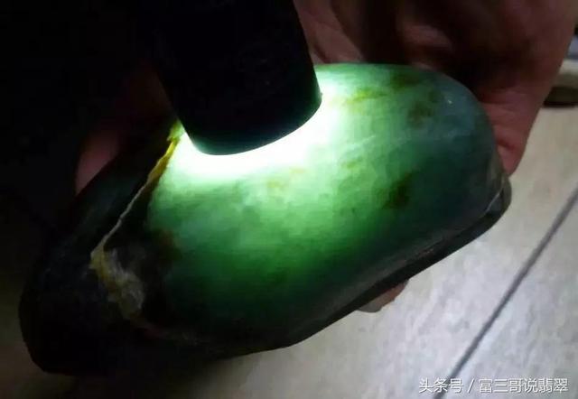 x光照翡翠原石,翡翠原石蓝水照出绿色-第9张图片-翡翠网 x光照翡翠原石,翡翠原石蓝水照出绿色-第9张图片-翡翠网