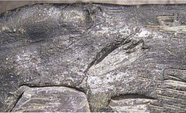 翡翠原石皮色和底色的区别,原石色和底**别-第3张图片-翡翠网 翡翠原石皮色和底色的区别,原石色和底**别-第3张图片-翡翠网