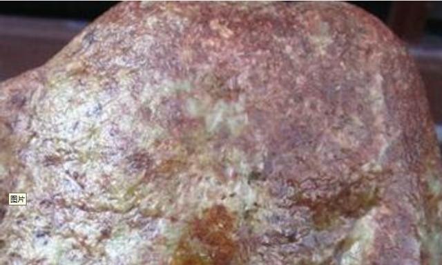 翡翠原石皮色和底色的区别,原石色和底**别-第5张图片-翡翠网 翡翠原石皮色和底色的区别,原石色和底**别-第5张图片-翡翠网