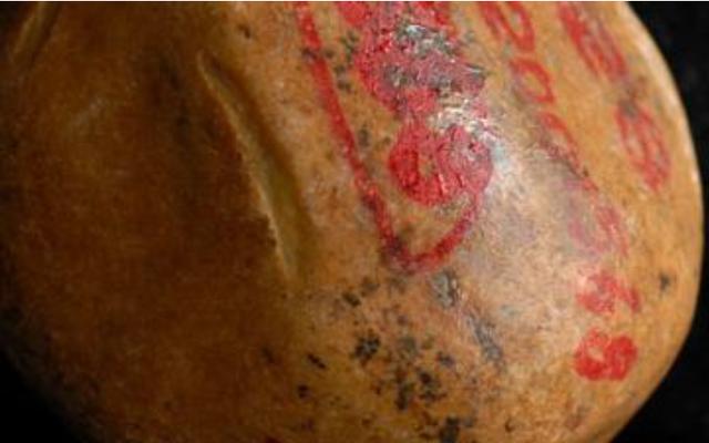 翡翠原石皮色和底色的区别,原石色和底**别-第6张图片-翡翠网 翡翠原石皮色和底色的区别,原石色和底**别-第6张图片-翡翠网