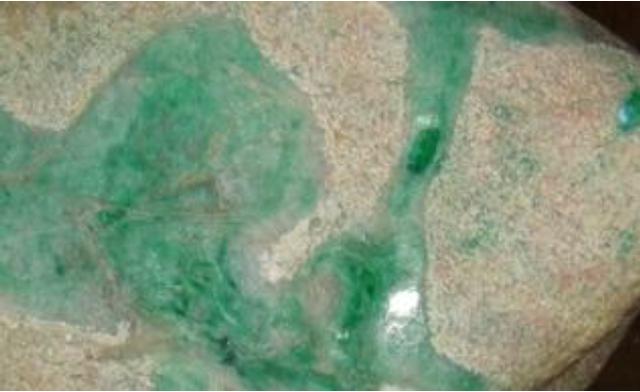 翡翠原石皮色和底色的区别,原石色和底**别-第7张图片-翡翠网 翡翠原石皮色和底色的区别,原石色和底**别-第7张图片-翡翠网