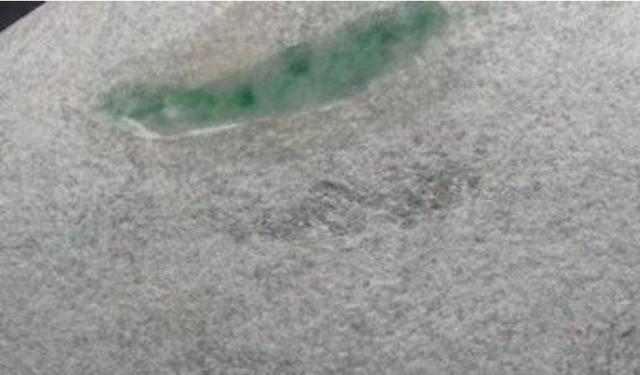 翡翠原石皮色和底色的区别,原石色和底**别-第10张图片-翡翠网 翡翠原石皮色和底色的区别,原石色和底**别-第10张图片-翡翠网