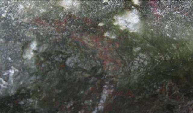 翡翠原石皮色和底色的区别,原石色和底**别-第14张图片-翡翠网 翡翠原石皮色和底色的区别,原石色和底**别-第14张图片-翡翠网