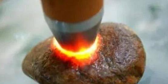 上等翡翠原石打灯表现,翡翠原石打灯起黄雾-第11张图片-翡翠网 上等翡翠原石打灯表现,翡翠原石打灯起黄雾-第11张图片-翡翠网