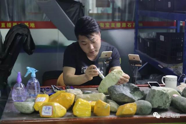 淘宝翡翠a货是真的吗,淘宝翡翠原石哪家靠谱-第4张图片-翡翠网 淘宝翡翠a货是真的吗,淘宝翡翠原石哪家靠谱-第4张图片-翡翠网