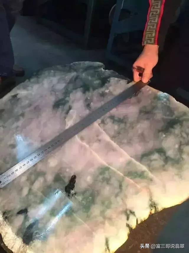 翡翠原石手镯翡翠手镯里有很深的墨绿色-第1张图片-翡翠网 翡翠原石手镯翡翠手镯里有很深的墨绿色-第1张图片-翡翠网