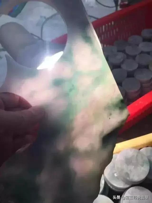 翡翠原石手镯翡翠手镯里有很深的墨绿色-第4张图片-翡翠网 翡翠原石手镯翡翠手镯里有很深的墨绿色-第4张图片-翡翠网