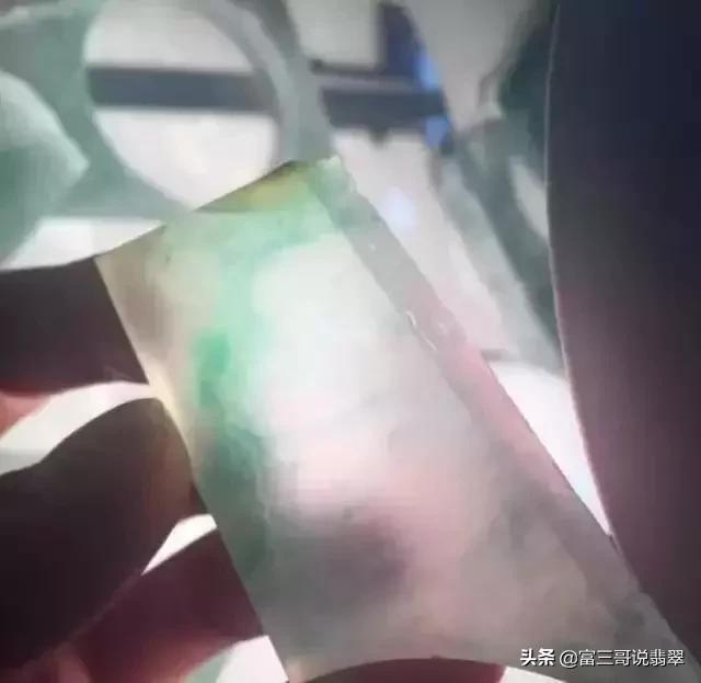 翡翠原石手镯翡翠手镯里有很深的墨绿色-第5张图片-翡翠网 翡翠原石手镯翡翠手镯里有很深的墨绿色-第5张图片-翡翠网