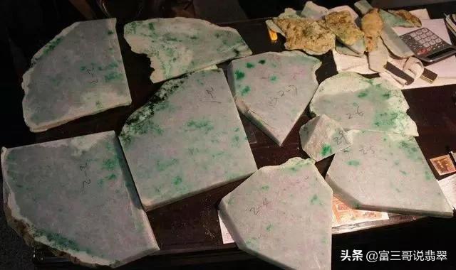 翡翠原石手镯翡翠手镯里有很深的墨绿色-第9张图片-翡翠网 翡翠原石手镯翡翠手镯里有很深的墨绿色-第9张图片-翡翠网