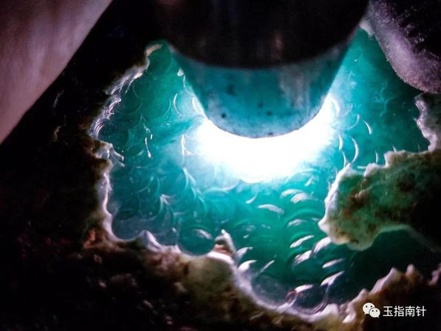 翡翠种水等级划分,蓝水翡翠吊坠价格-第3张图片-翡翠网 翡翠种水等级划分,蓝水翡翠吊坠价格-第3张图片-翡翠网