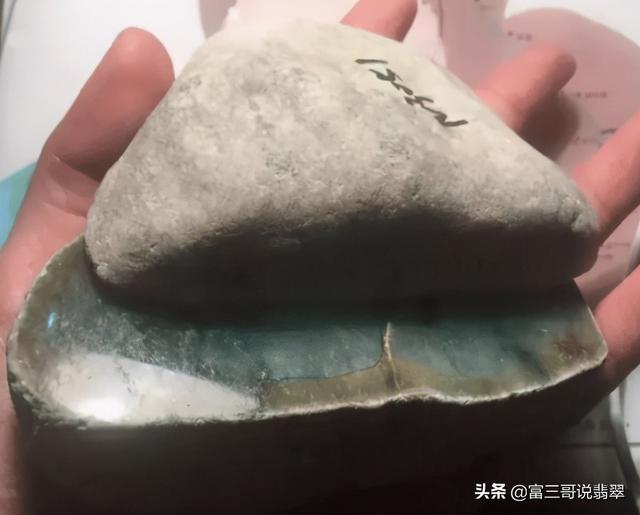 翡翠原石中间裂纹翡翠色根和裂纹-第4张图片-翡翠网